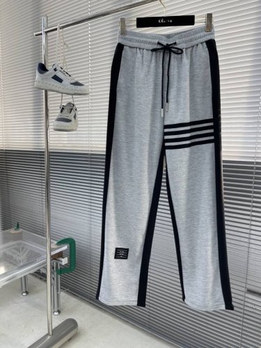 Tb 男士时装款休闲运动裤贸易公司渠道货，25年春夏新品，买手店里的人气Top单品，时尚博主高频穿搭演绎！ 非常明星级的一款单品，属于颜值满分的高级产物，通体的