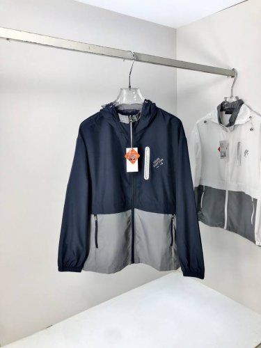 Lv。轻盈透气舒适！男女同款。特供进口面料连帽款皮肤衣防嗮紫外线衣系列轻薄外夏日救星！这件防晒衣我能焊在身上 夏天出门被太阳追着烤的痛，H谁懂啊！直到我遇到Ez
