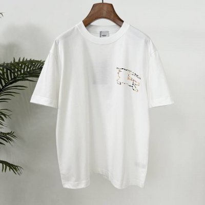 巴宝莉的这款新款 T 恤太好看啦！ 战马 Logo 印花，经典又时尚 圆领短袖，简约舒适 宽松休闲，纯棉材质超亲肤 半袖设计，冬天打底也可以 赶紧入手，做时尚潮