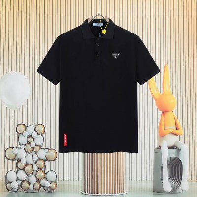 prada 普拉达高品质翻领polo衫 品牌最新设计元素 胸前三角标下摆标识设计 既不单调也不复杂 面料选择：专柜定制面料 选用珠地网眼布棉质面料打造，表面分布