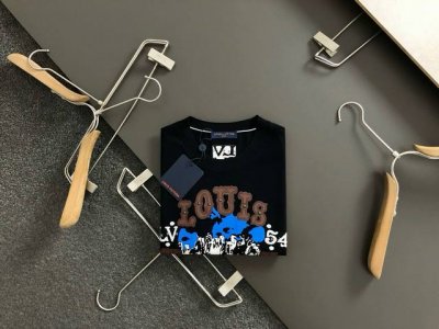 L牌*合身版型M-Xxxl 2025春夏金属铆钉融合顶级提花线绣伊力特圆领针织短袖，精致工艺专柜面料，顶级元素融合打造，经典短袖3标齐全，潮男时尚，无论是上身舒