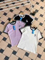 供 实拍图 三叶草条纹圆领刺绣短袖 阿迪达斯Adidas三叶草圆领拉条短袖！专柜同步发售！目前来讲是销量第一的单品！ 标志性胸前三叶草小绣花饱满立体，加上小Lo