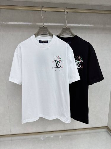 Lv 2025春夏新款首发专柜最新款短袖圆领T恤 高端订制 设计前卫时尚！品牌Logo重工艺设计 高端定制丝光云朵棉面料.手感柔软.穿着舒适.专柜级别精致车线.