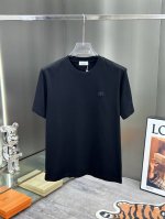 菲拉格慕 2025新品男士休闲圆领刺绣短袖T恤 ，纯棉面料，简单大气的款式，甄选优质面料密度紧实久穿不易变形，微弹力柔软有质感，上身舒适性与透气性绝佳！的胸前精