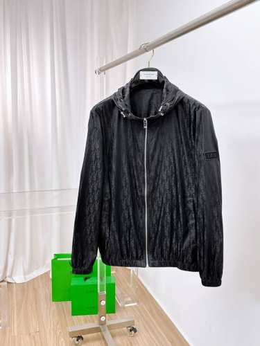 迪奥 2025春夏新款男士防晒服轻薄外套，独特订制防晒四面弹面料，卓越的弹性与回弹性，四向拉伸，面料在经纬，横向与纵向及对角线方向均具备弹性，适应大幅度的身体活