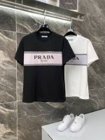 隔天到 Prada 普拉达 高品质320克 横条拼接字母印花 原版面料 官方同款 短袖T恤 同缸染面料 手感非常舒服 春夏最新砖柜同步 时尚又个性 超级百搭 男