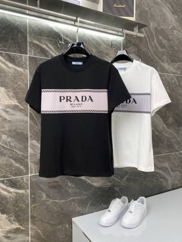 隔天到 Prada 普拉达 高品质320克 横条拼接字母印花 原版面料 官方同款 短袖T恤 同缸染面料 手感非常舒服 春夏最新砖柜同步 时尚又个性 超级百搭 男