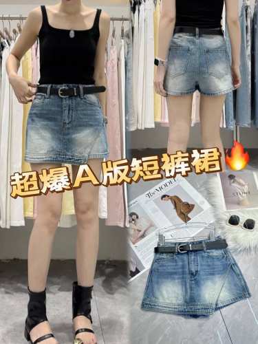 炸街必备超爆A版短裤裙！经典牛仔蓝，自带复古滤镜。独特A字版型，巧妙修饰臀腿线条，一秒打造大长腿既视感。不规则剪裁设计，个性又时髦，行走间灵动俏皮。搭配酷帅腰带
