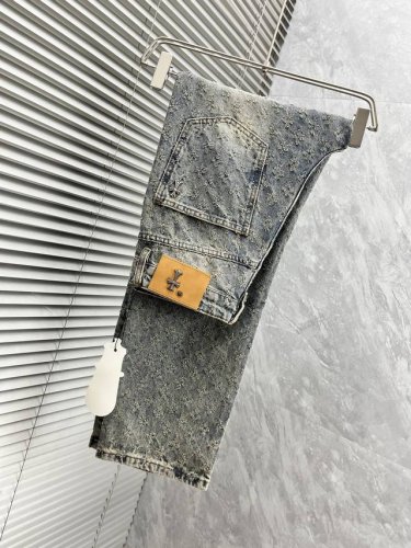 克罗 ‘’ 宽松直筒 复古渐变牛仔裤 街头酷感必备 经典牛仔搭配独特的渐变效果，颜色由深入浅的过渡自然，仿佛带着岁月的痕迹，复古感直接拉满。 直筒的版型不挑腿型