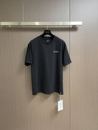 Arcteryx 始祖鸟 Logo印花圆领宽松美式复古短袖T恤 面料采用40支260G双纱面料，上身有型，质感无敌，绝对属于性价比极高的一款短袖T恤，舒适透气厚