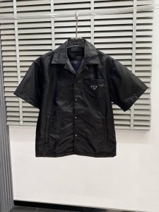 prada普拉达独家专供新款男士休闲短袖衬衫 高端定制 高端版本 时尚百搭爆款进口面料 手感超柔软细腻 穿着亲肤舒适 高端精品 代工厂p精细做工 上身非常赞 男
