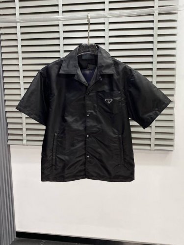 prada普拉达独家专供新款男士休闲短袖衬衫 高端定制 高端版本 时尚百搭爆款进口面料 手感超柔软细腻 穿着亲肤舒适 高端精品 代工厂p精细做工 上身非常赞 男