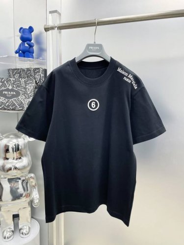 mm6 马吉拉 高克重 2025夏季新款刺绣字母Logo最新品短袖 Dd 专柜同步有售，原单狠货，时尚进口原版科技面料，上身舒适透气，原版定制五金辅料，上身帅气