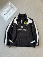 290 balenciaga 巴黎世家 25Ss 足球10号联名拼接夹克外套 官网同步 面料采用80支平纹高密度涤纶面料原版一致 双层用料 整件衣服逼格满满 原