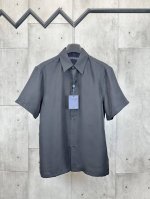 LV 路易威登 25Ss新款短袖衬衫取材莹泽桑蚕丝，以 Damier 提花和 Marque L.Vuitton DéposéE 标识烘托丰盈肌理，再借珠光纽扣点