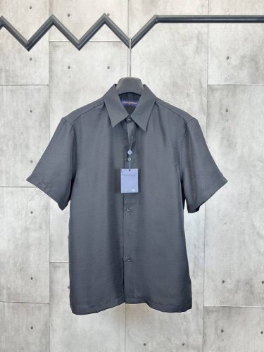 LV 路易威登 25Ss新款短袖衬衫取材莹泽桑蚕丝，以 Damier 提花和 Marque L.Vuitton DéposéE 标识烘托丰盈肌理，再借珠光纽扣点