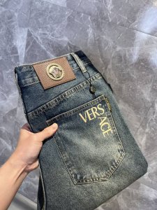 versace范思哲 2025Ss新款原单爆款牛仔裤 直筒宽松版 超级定制款 原版五金 超级重工工艺 版型超赞，细节做工无可挑剔！款式不挑人，做工高档，超强好货