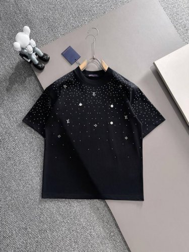 louis Vuitton* 2025春夏款上新 原高版本 驴家 面料采用270克高密度纯棉 不变形 不缩水 工艺介绍：双线走位 前后幅左右袖 电镀五金+高温澳