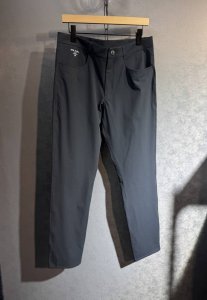prada 普拉达 2025年Ss运动休闲西裤 面料舒适透气 双侧插口袋设计 一款日常穿着 简单大方 兼备多功能休闲裤 高端潮范路线 全线进口级别 上身舒适透气