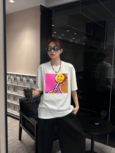 de50 Drew House插画系列 简简单单的棒棒糖图案加上品牌字母Drew 可爱百搭 厌倦笑脸短袖的可以选择这个 简单不容易撞衫 这款面料我们选用230克