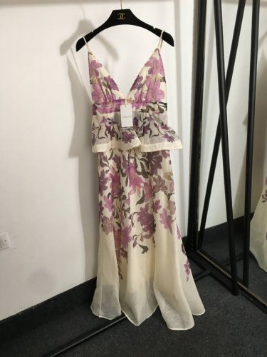 款号20252718 Zimmermann新款 紫色花朵印花 钉珠荷叶边V领吊带连衣裙，米白色，S-Xl， M码；胸围72弹力，长139