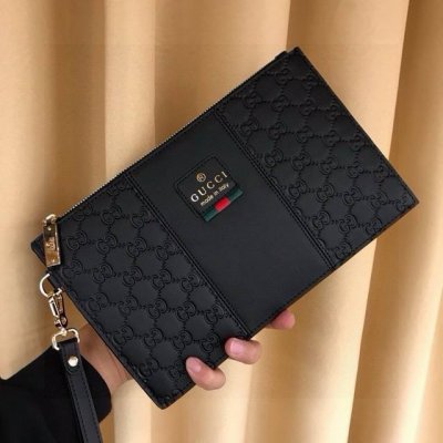 主推款 Gucci最新款满印Logo手拿包 官网限量发售，纯纯的Zp柜子原单货，绝不容错过！ 原厂牛皮材质，手感不是一般的好，五金Logo细节一目了然！整体上手