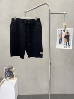 Fendi芬迪独家专供新款休闲短裤高端版本 专柜定制面料 透气舒适度高，细节无可挑剔，品牌元素设计理念，体现高品质。手感细腻柔软！呈现休闲裁剪，上身版型超赞！码