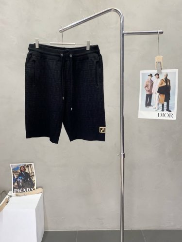 Fendi芬迪独家专供新款休闲短裤高端版本 专柜定制面料 透气舒适度高，细节无可挑剔，品牌元素设计理念，体现高品质。手感细腻柔软！呈现休闲裁剪，上身版型超赞！码