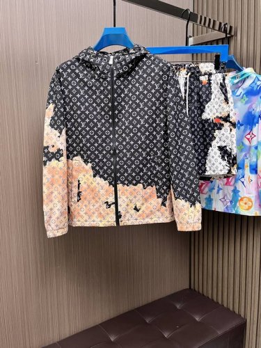 路易威登Lv 2025夏季防晒衣短裤套装，海外专柜同步 奢华高级定制 任何人都可以轻松驾驭，客供进口聚纤维面料 手软舒适有型 吸汗透气 ，外贸公司订单，国内一线