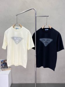 prada普拉达独家专供新款男士休闲短袖 高端定制 高端版本 时尚百搭爆款进口面料 手感超柔软细腻 穿着亲肤舒适 高端精品 代工厂P精细做工 上身非常赞 男士必