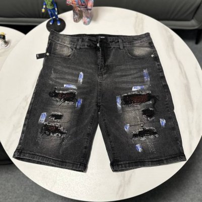 Amiri经典刺绣贴皮破洞字母牛仔修身短裤 水洗大厂出品 满满的高级感 膝盖部分破坏设计搭配拼皮设计 已经作为门面设计 皮质腰部铭牌 此款的重点不在于水洗，而是
