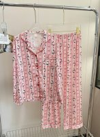 价格P： 品名： 凯蒂猫红色牛奶丝绸缎家居服 尺码M.L 颜色：红色 宽松的版型，穿好看的睡衣宅家里幸福直接拉满！印花就更不用担心了，找了好几家厂才印出来质感敲