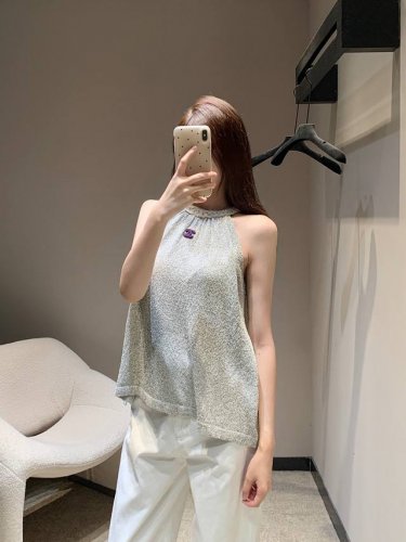 chane* 25Ss春夏新款 编织挂脖针织背心丨独家高版出品！挂脖针织背心 以编织领边纹路打造挖肩设计 配合胸前立体双C装饰 彰显品牌个性 凸显穿搭高级感 通