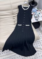 25Ss新品 拼色绣花边针织连衣裙气质花边无袖版型优雅又时髦，不挑人上身显瘦又百搭！针织纱线细腻柔软的手感无敌赞！做工品质看细节。一色S-L码。