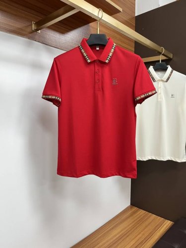 巴宝莉 2025春夏经典的Polo领设计，搭配简洁的单排扣，线条利落流畅，巧妙修饰颈部线条，彰显优雅绅士格调。左胸处精致的品牌标识，采用无痕压胶工艺，细腻而平整