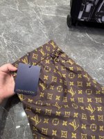 驴牌 25Ss夏季新品老花沙滩短裤！通体饰有Lv Blason标识刺绣腰部带抽绳，搭配Lv铭纹抽绳头侧面贴边口袋 网格内衬 尺码 ：S-Xl