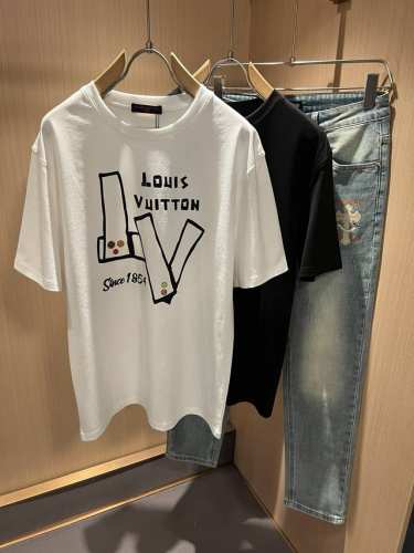 p200 Louisvuitt*路易*登 2024春夏全新系列单品上线，非常时髦前卫的一款男女同款短袖T恤，标识Logo图案印花修饰！区别于以往的不同，宣示品牌
