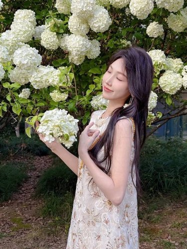 轻奢中式亮片提花新中式连衣裙 宽松版型 自带温婉大家闺秀的端庄金贵，没有拘泥小家子气，简约圆领 轻松勾勒出优美脖颈曲线 凸显锁骨玲珑有致，甑选高定珠片刺绣网纱，