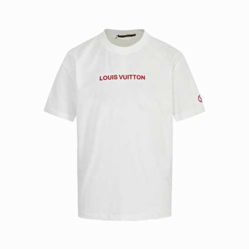 louis Vuitton 路易威登 25Ss 植绒字母短袖 采用200G纯棉布料，通过静电植绒技术，将超细纤维紧密植入面料，打造出立体绒感表面。 品牌Logo