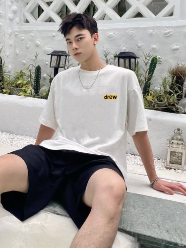 上新！Drew笑脸情侣款短袖T恤，经典的形象标志性的色调，显得格外生动有趣！ 面料采用进口的纯棉面料，质感细腻饱满，上身亲肤有型！男女同款！ 尺码：S-3Xl