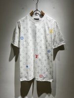 Louis Vuit*On 2025春夏路易家族轻奢Monogram印花工艺短袖T恤，男女同款背后反向铭牌贴布装饰！路易家族的新高端，细节品质永远的那么完美无瑕