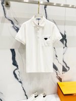 prada普拉达2025Ss新款贴布口袋三角铁牌徽标polo衫T恤 原版面料高版本高品质 网红明星同款 采用跟原版面料 胸前万针刺绣标识 定制定染 手感非常舒服