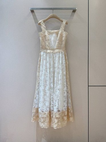 d家25早春新品 超仙气的仙女礼服裙 整条镂空刺绣工艺，温柔奶白色，定制的刺绣面料挺括有型，质感高档光泽闪耀，收腰剪裁设计，后背隐形拉链设计，甜美又不失高贵，重