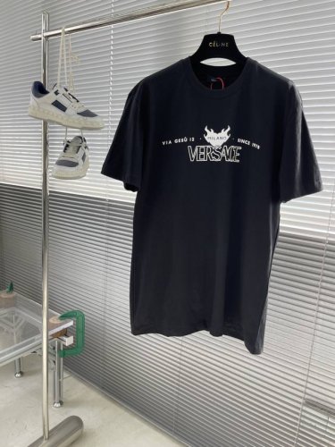 Versac 印花Logo短袖 定制臻品舒爽绵绸平纹 富有光泽 舒适贴肤 标志性Versac Logo点缀正面 展示1978标志如暗夜星芒 承传以及这一具有历史