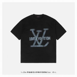 LV 25Ss 手绘老花大字母印花短袖 面料采用230克重精梳棉 定制32支1*1螺纹 成衣两遍水洗处理 面料舒适亲肤无异感 定制定染面料 纺织密度高 垂感佳