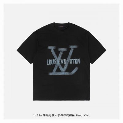 LV 25Ss 手绘老花大字母印花短袖 面料采用230克重精梳棉 定制32支1*1螺纹 成衣两遍水洗处理 面料舒适亲肤无异感 定制定染面料 纺织密度高 垂感佳