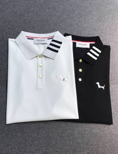 新品 -Tb 桑姆男士时装款珠地棉翻领polo衫，贸易公司渠道货，25年春夏秀场系列，买手店里的人气Top单品，时尚博主高频穿搭演绎！ 通体的设计造型仍然以Tb
