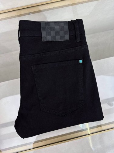 lv 2025春夏新款现货上市，原单爆款牛仔裤超级定制款，原版五金，超级重工工艺，版型超赞细节做工无可挑剔！款式不挑人，特别高档，好货不等人，看中赶紧下手，尺码