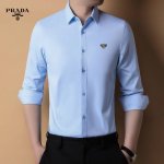 p230 【普拉达】 2025新款系列男士精品衬衫。官网同步专柜爆款 订制原版衬衣，采用高级3D工艺 面料顺滑柔软、地质细腻、单穿都非常漂亮、弧度下摆，可休闲可