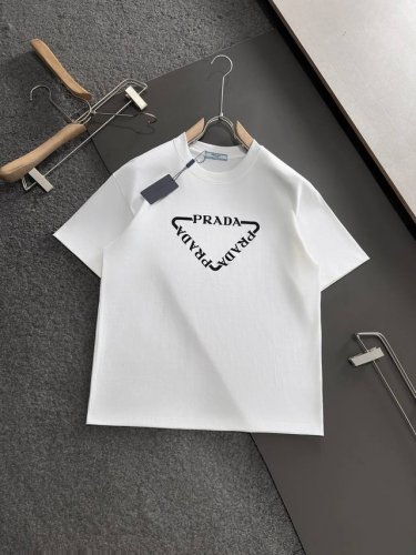 prada 春夏最新款圆领时尚短袖T恤 官网同步 专柜纯棉面料 贴肤舒适 耐看又好穿 经典简约Logo设计 原厂工艺一丝不苟 型男必备单品 码数S-2Xl 胖哥